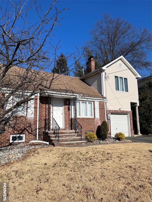 view of front of home featuring a front yard and a garage