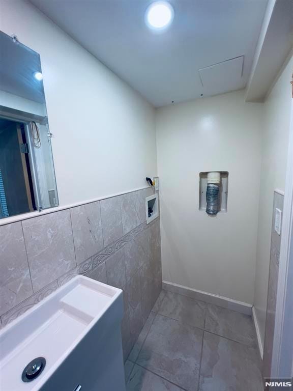 bathroom featuring tile walls