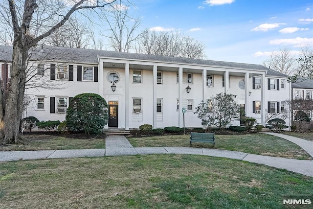 view of front facade with a front yard