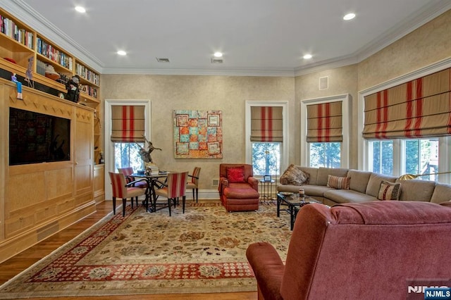 living room featuring recessed lighting, baseboards, visible vents, crown molding, and wood finished floors