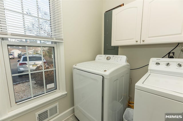 washroom featuring cabinets and washing machine and clothes dryer