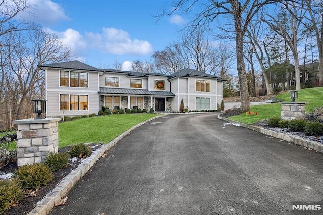 view of front of house featuring a front yard