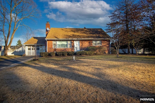 view of front of house featuring a front yard