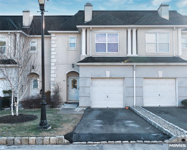 view of front facade featuring a garage