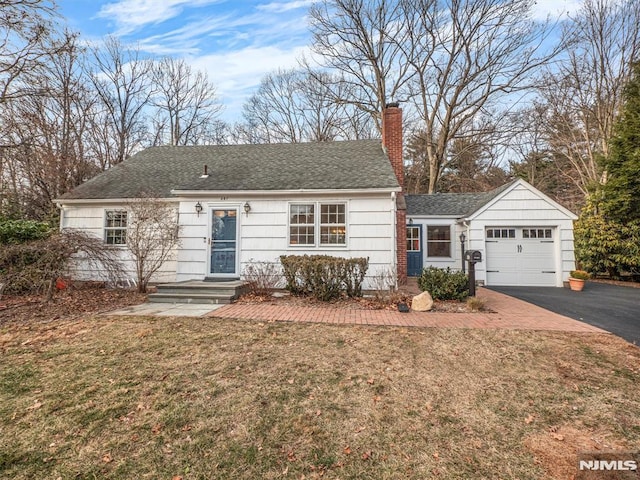 view of front of property featuring a front lawn and a garage