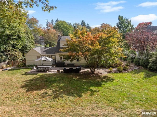 view of yard with a patio and outdoor lounge area