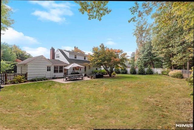 view of yard featuring a patio