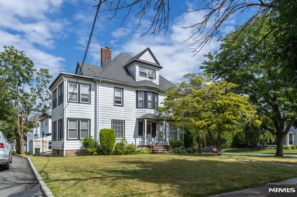 view of front facade with a front lawn