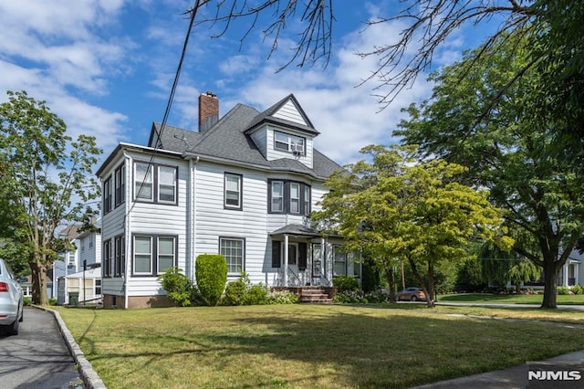 view of front facade with a front lawn