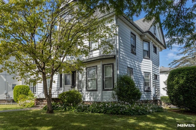 view of front of home featuring a front yard