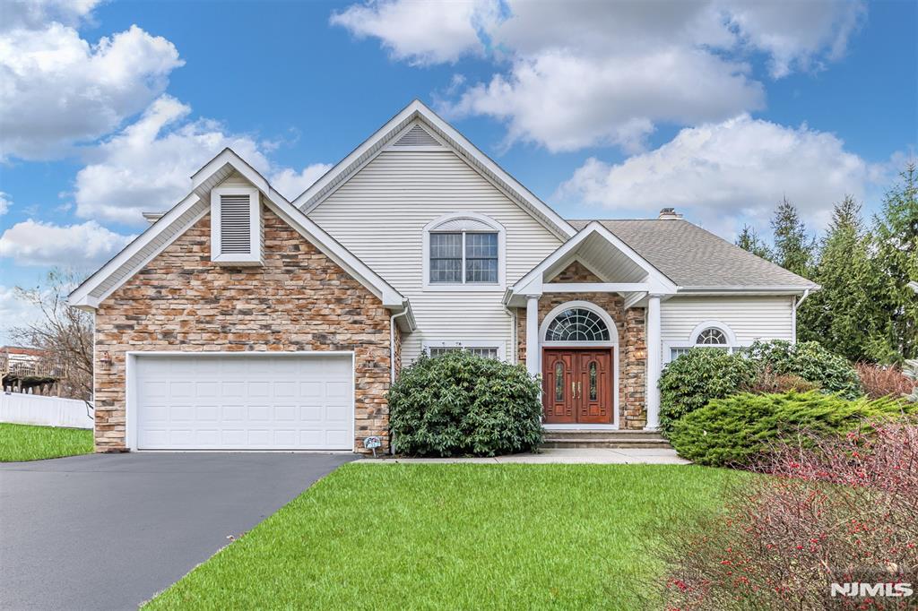 view of front of home featuring a front yard