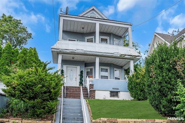 view of front of house featuring a front yard