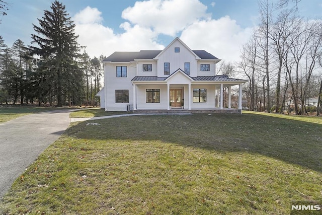 view of front facade featuring a front yard and a porch