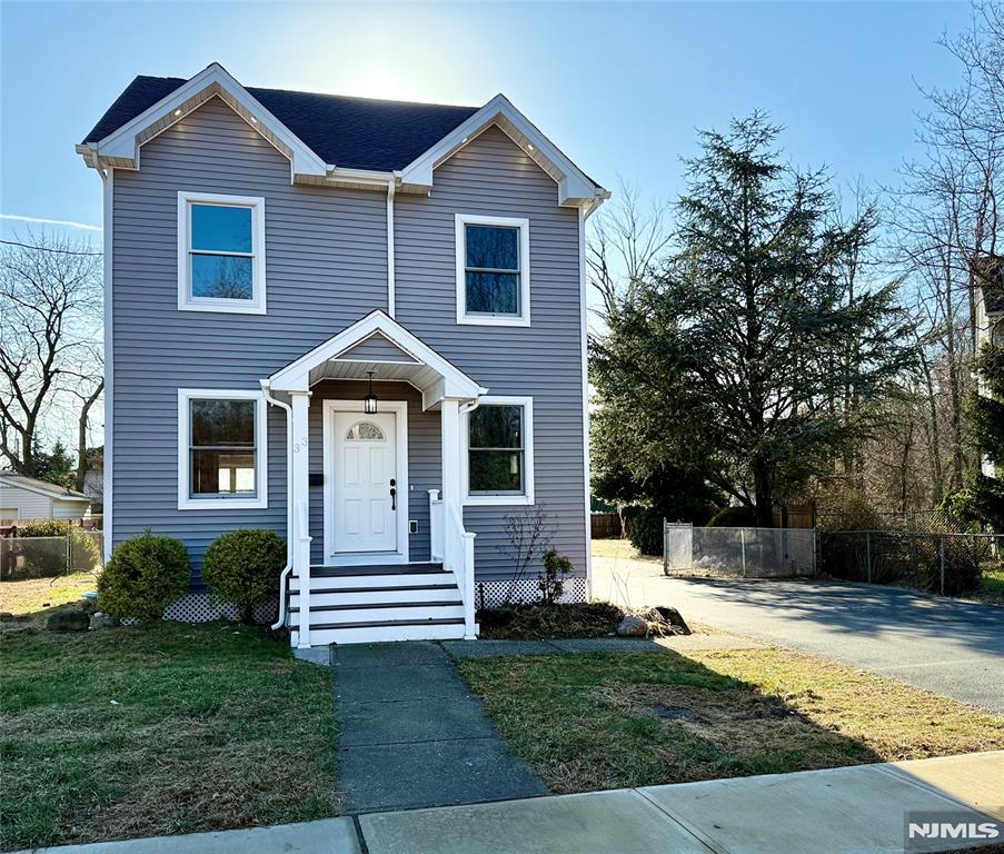 view of front facade with a front yard