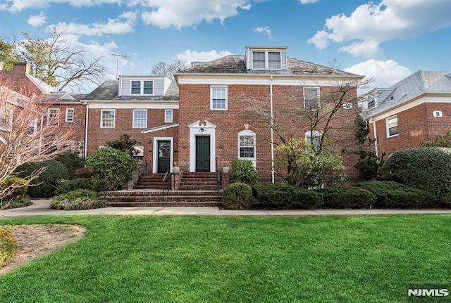 view of front of property featuring a front lawn