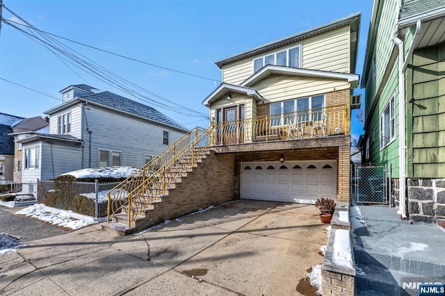 view of front property featuring a garage