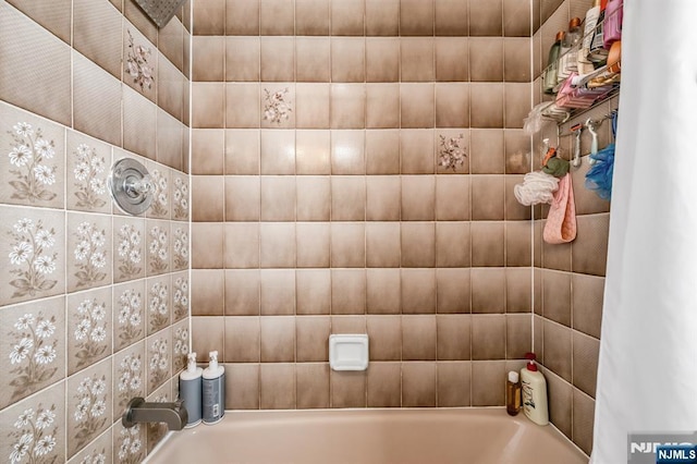 bathroom featuring shower / bath combo