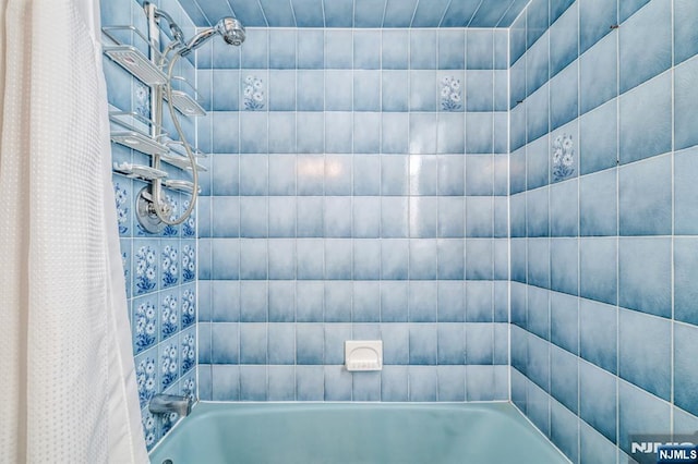 interior details featuring shower / bath combo