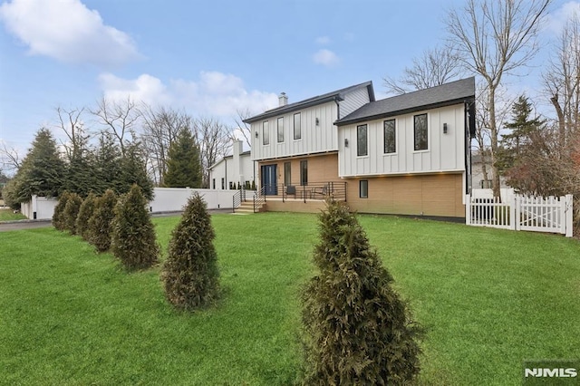 back of house featuring a yard