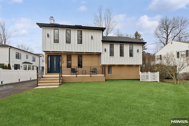 view of front of house featuring a front yard and a porch