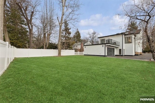 view of yard featuring a garage