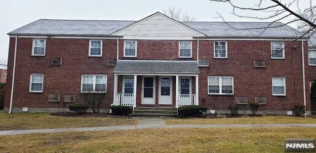 view of front of property featuring a front lawn