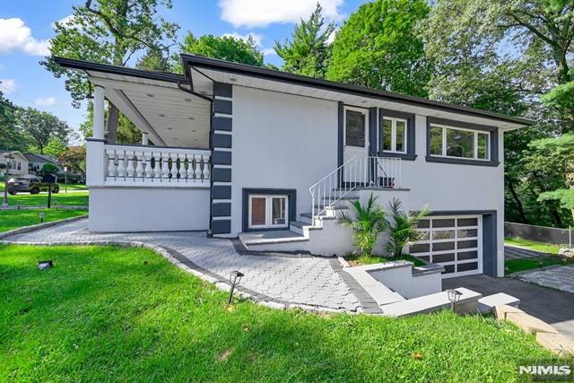 view of front of house featuring a garage and a front yard