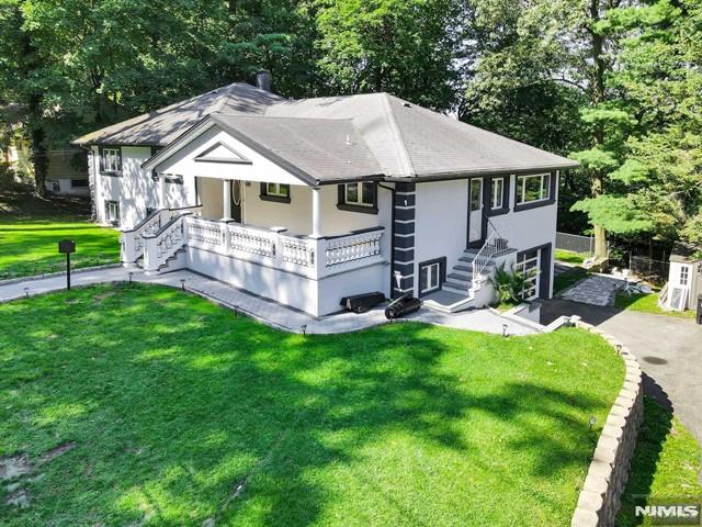 view of front of property featuring a front lawn and a porch