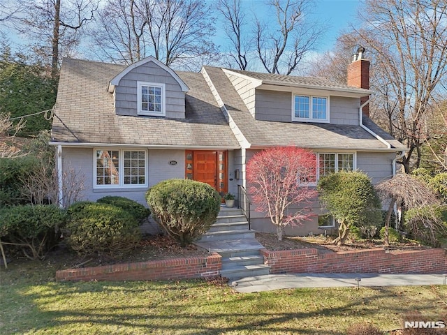 view of front of house with a front lawn