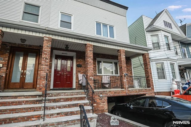 property entrance featuring a porch