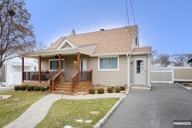 view of front facade featuring covered porch and a front lawn