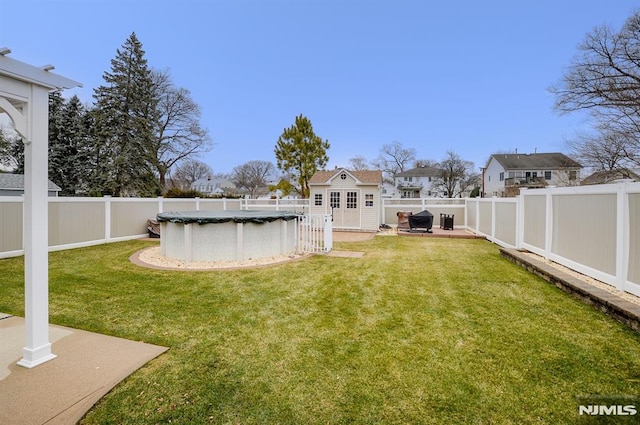 view of yard with an outdoor structure and a covered pool