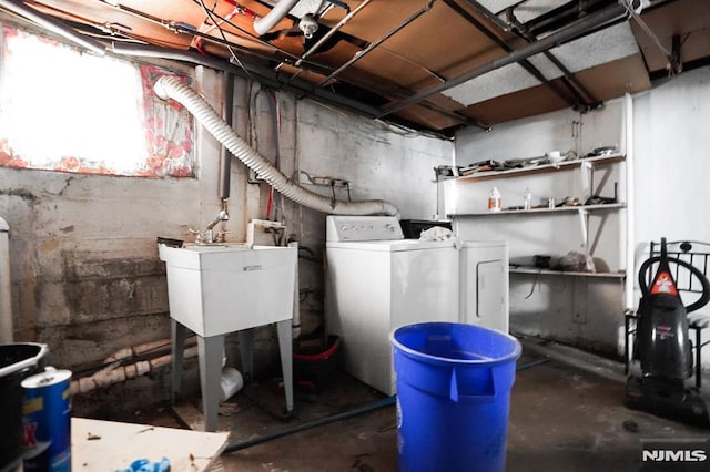 utility room with sink and independent washer and dryer