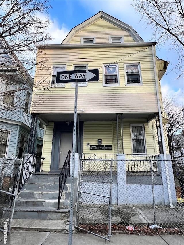 view of front of property featuring a porch