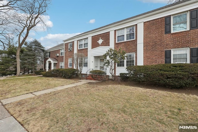 view of front facade featuring a front yard