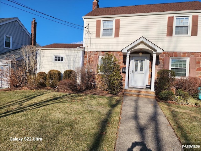 view of front of house featuring a front lawn