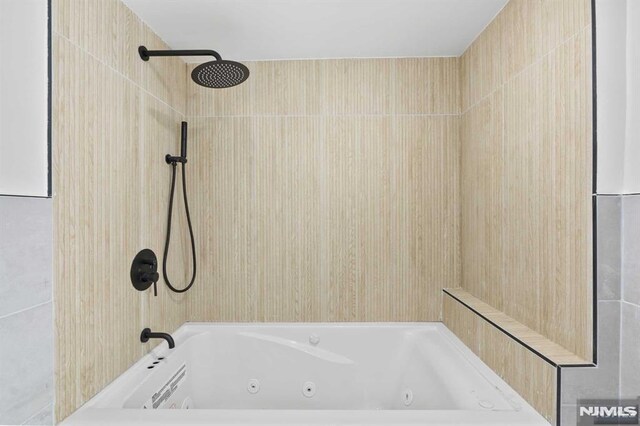 bathroom with tiled shower / bath