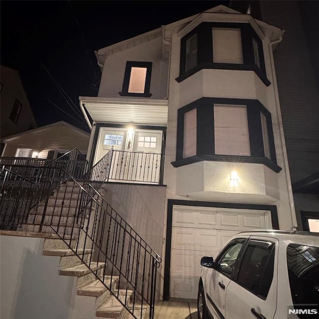 view of front facade featuring a garage