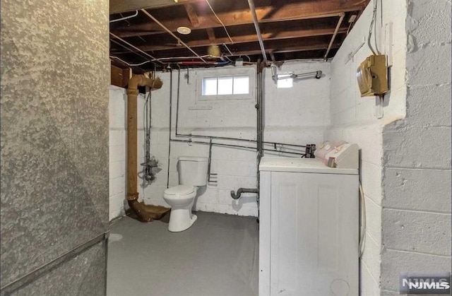 basement with washer / clothes dryer