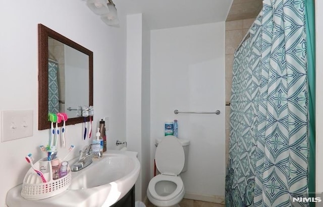 bathroom with a shower with curtain, vanity, and toilet