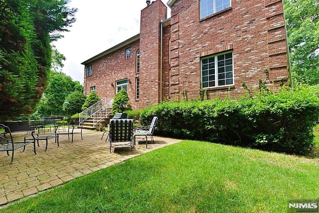 view of yard featuring a patio area