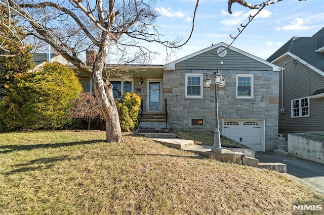 view of front of property featuring a front yard and a garage