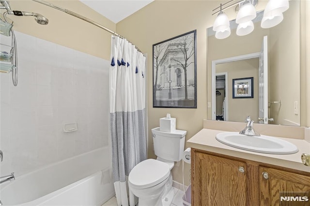 full bathroom featuring shower / bath combination with curtain, vanity, an inviting chandelier, and toilet