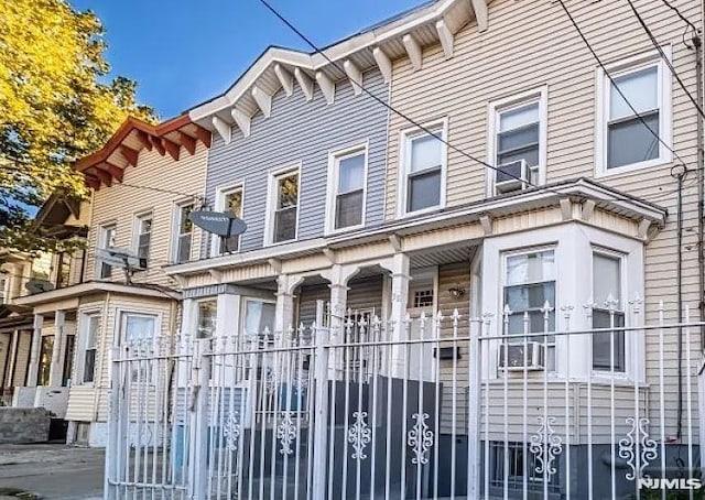 view of italianate home