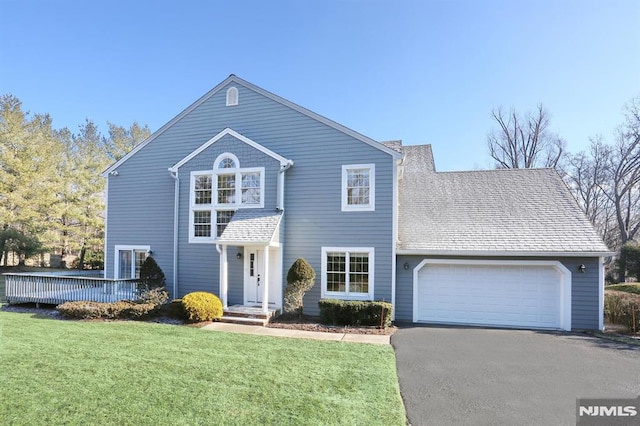 view of front property featuring a front lawn