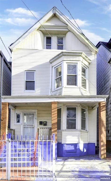 view of front facade with covered porch