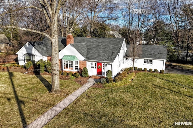 view of front of property featuring a front yard