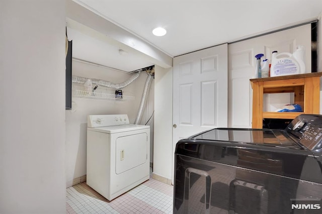 washroom featuring washing machine and clothes dryer