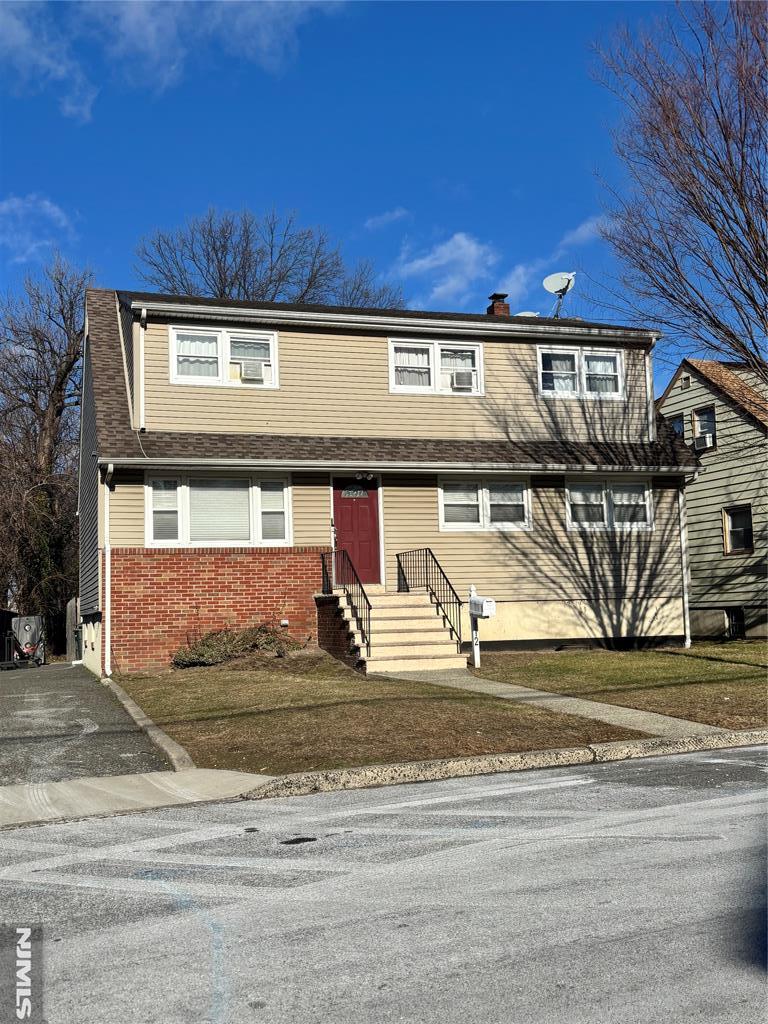 view of front of property with a front lawn