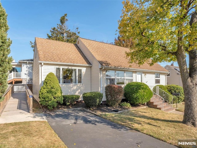 view of front of house with a front lawn